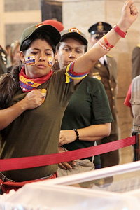 Mourners pay their respects to Hugo Chávez (Efrain Gonzalez / Prensa Miraflores)