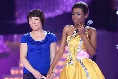RIGHT: Lou Jing with her mother RIGHT: Lou Jing with her mother