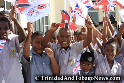 School children greet the Queen at the airport